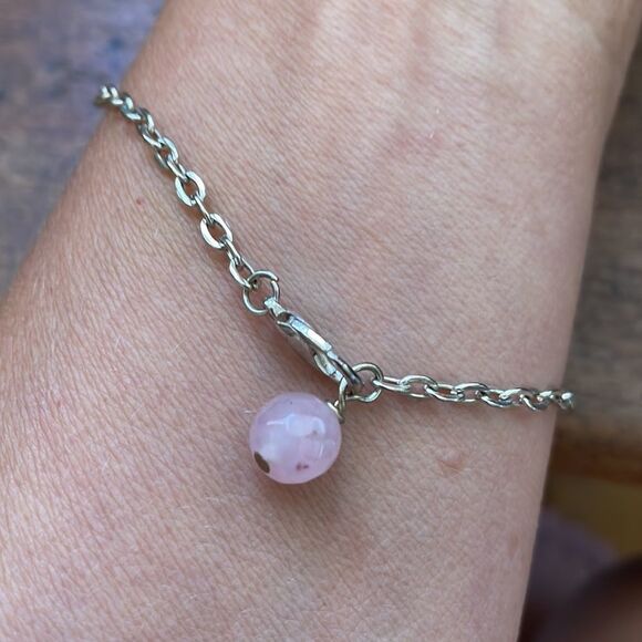 Pretty & feminine silver chain bracelet with round pink stone pendant - Picture 4 of 4